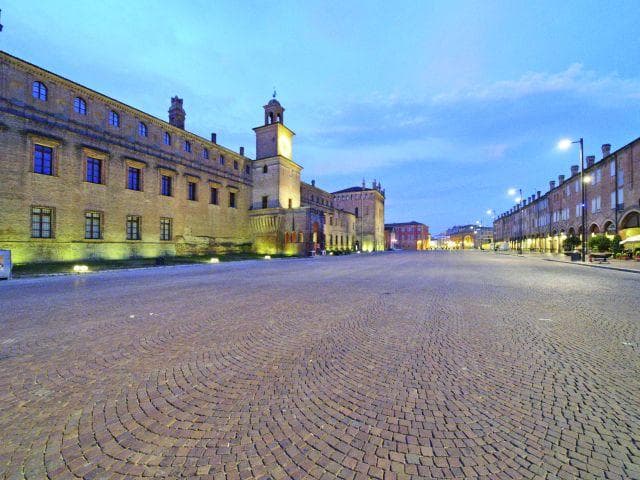 Piazza Martiri e il Castello dei Pio di Savoia - foto di F. Ascari