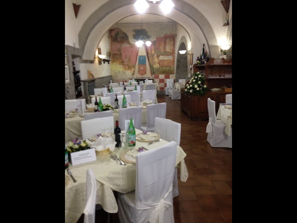 Il refettorio allestito per un matrimonio