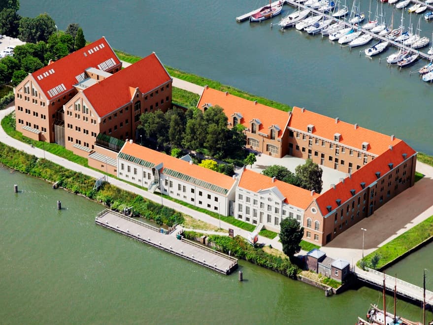 In een voormalige gevangenis op het Oostereiland bij de haven van Hoorn vindt u het nostalgische