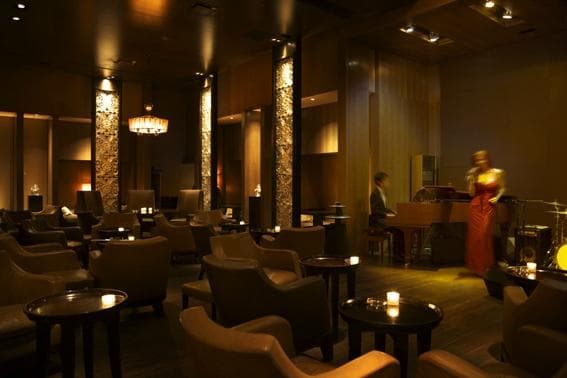 海外より迎えたアーティストによるライブミュージックが大人の夜を演出します