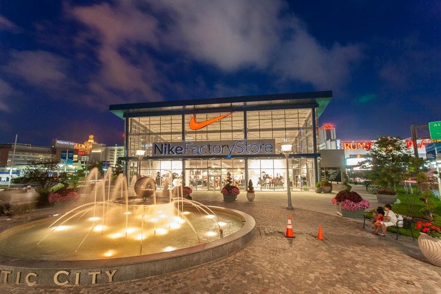 Tanger Outlets, The Walk