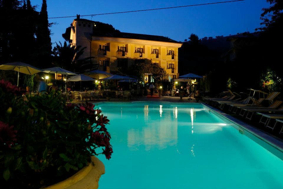 meravigliosa cena in piscina alla Torre dei Falchi - Casertavecchia