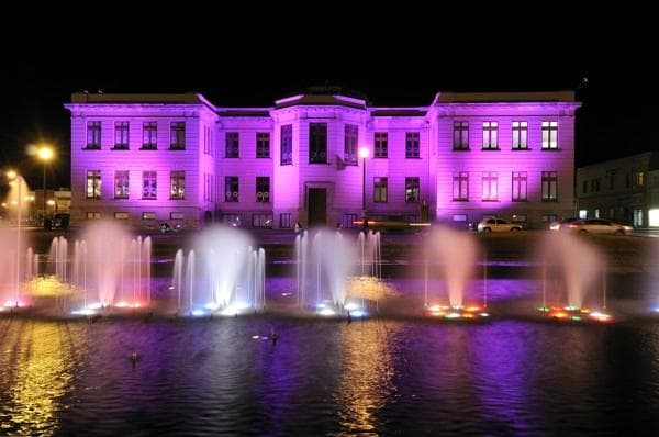 Vista nocturna exterior desde las fuentes danzarinas