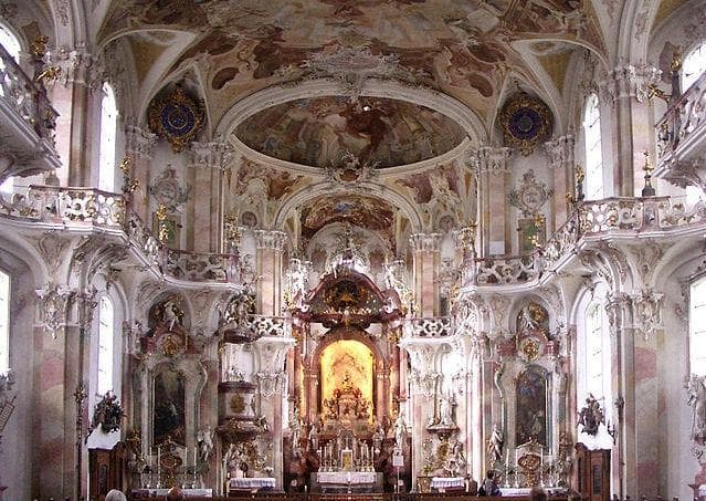 der prachtvolle Chorraum