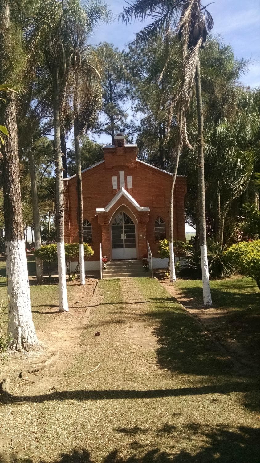 Capela na frente do cemitério