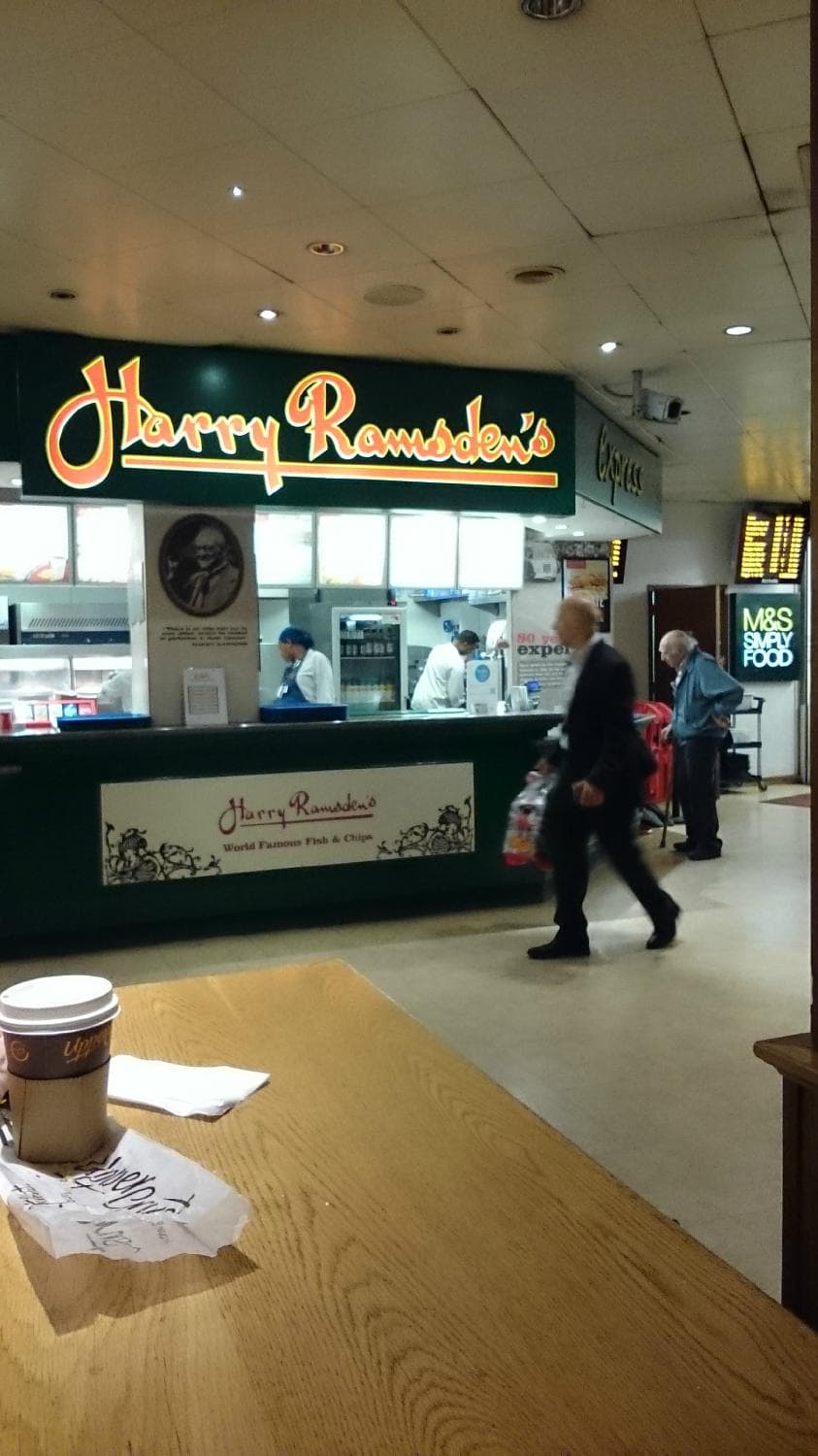 隣にM&Sがある（next to M&S)