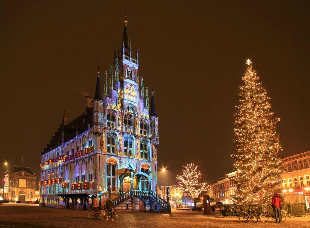 Stadhuis tijdens Gouda bij Kunstlicht