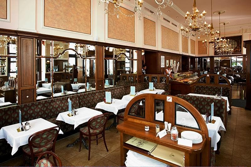 Der einladende Gastraum des Café Mozart