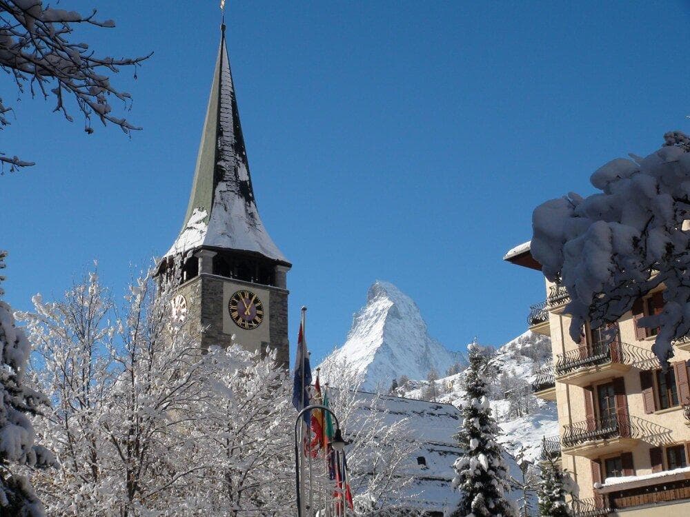細い小道を通ると、協会とマッターホルンの絶景が見れました。