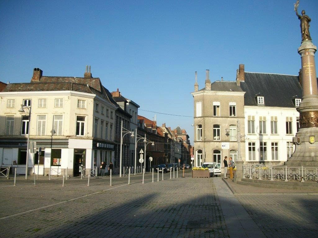 A cette place, prendre la rue en face