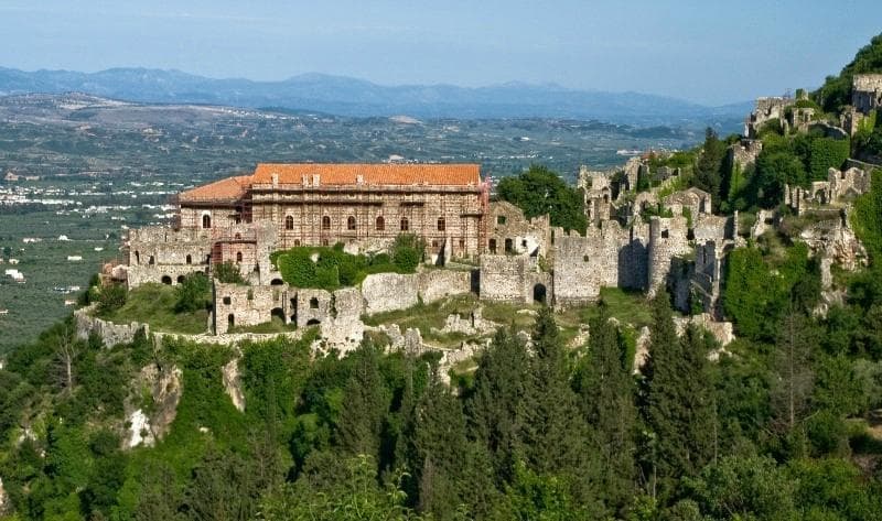 Гарвоничное сооружение на возвышенностях придают им ощущение их величия и внутреннего содержания