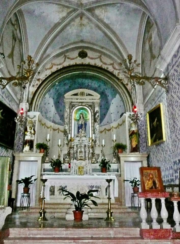 Main alter