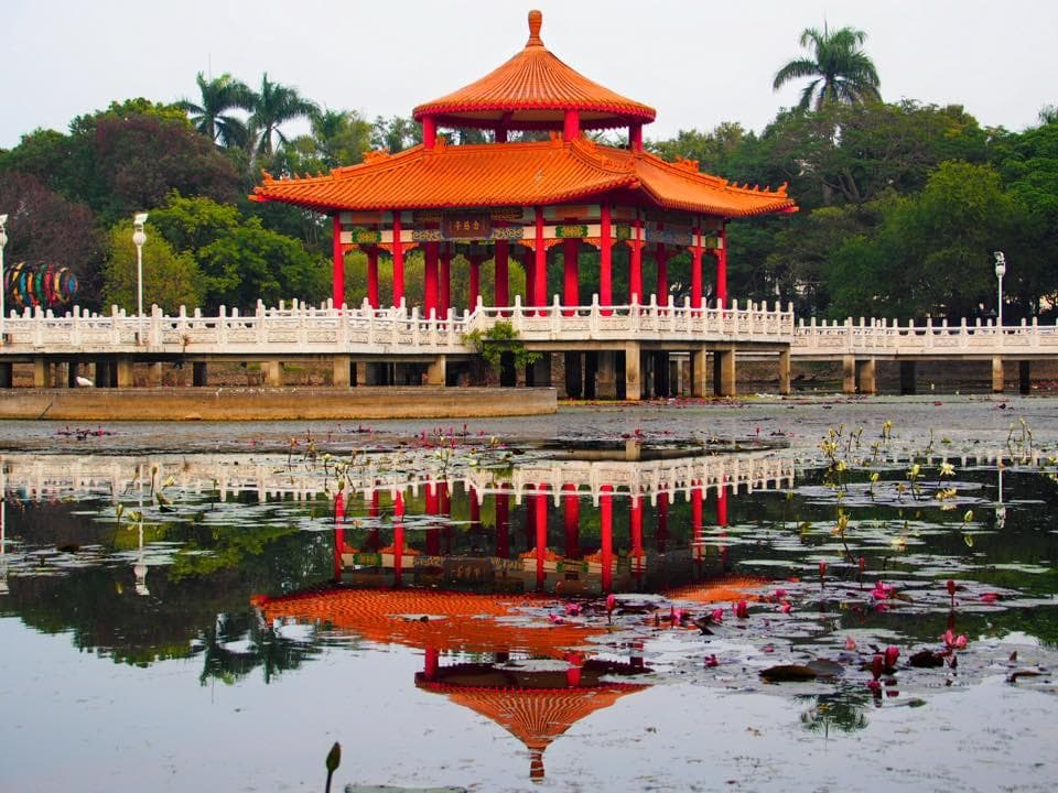 池と建造物です