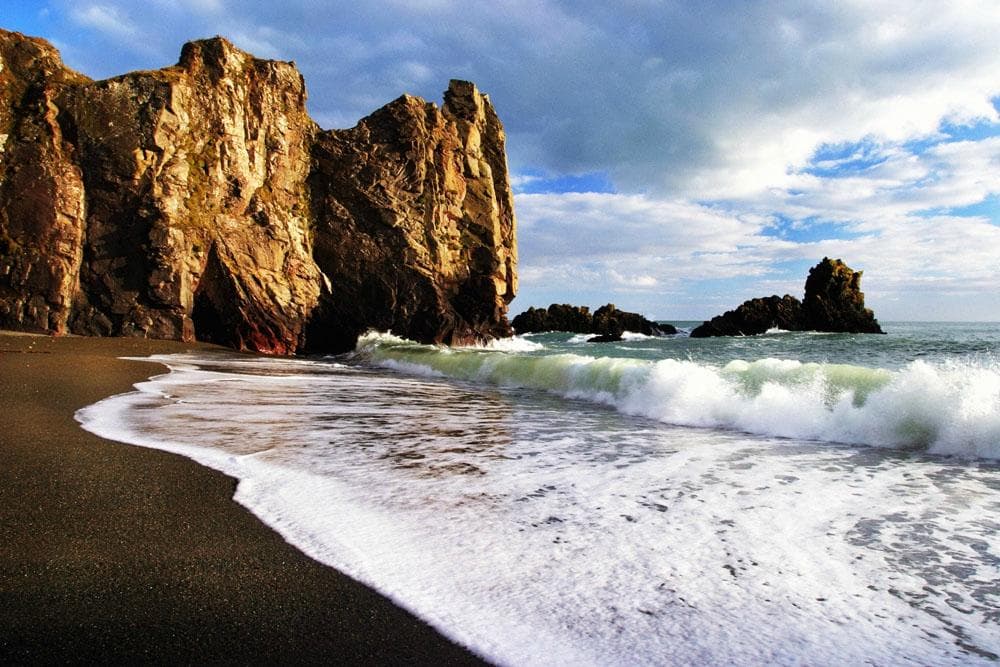 Waves crashing the shoreline at Trawnamoe Cove