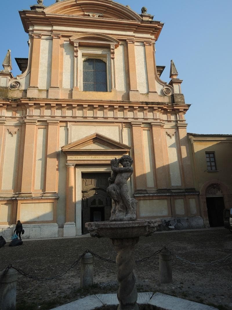 La bella facciata e la piccola fontana all'interno del sagrato