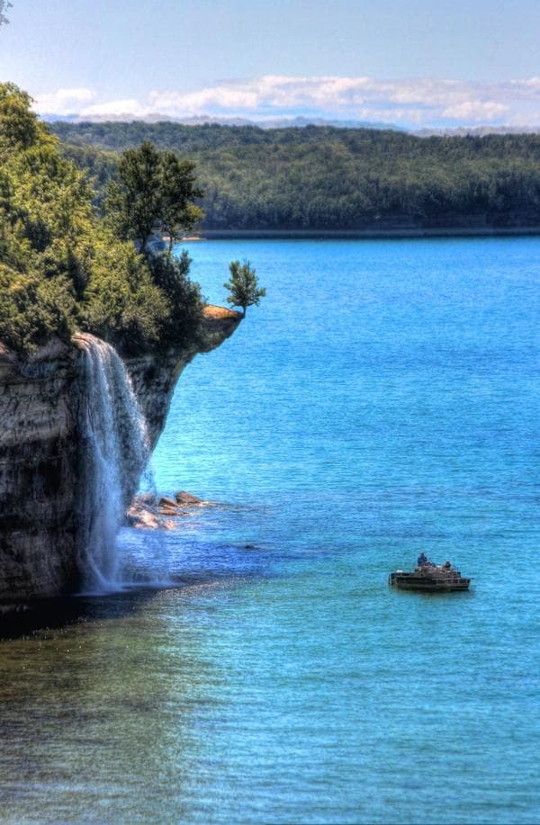 Spray Falls falling into Lake Superiod