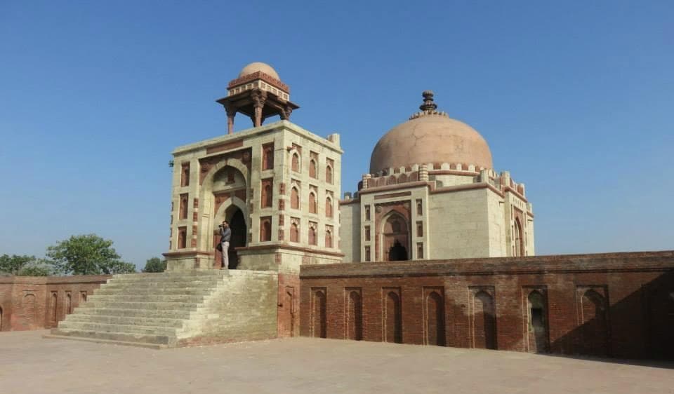 Khwaja Khizr's tomb - side diagonal view from the raised platform
