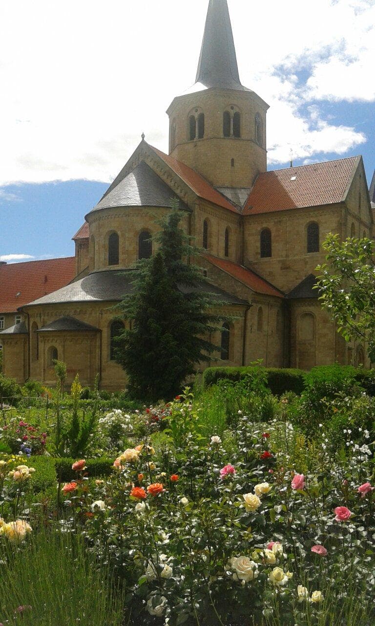 Im Pfarrgarten der St. Godehardkirche