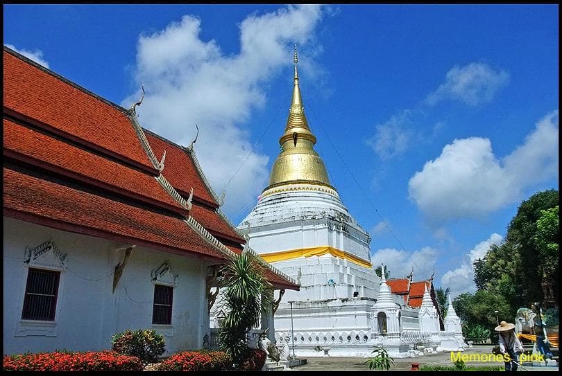 พระเจดีย์ภายในวัด