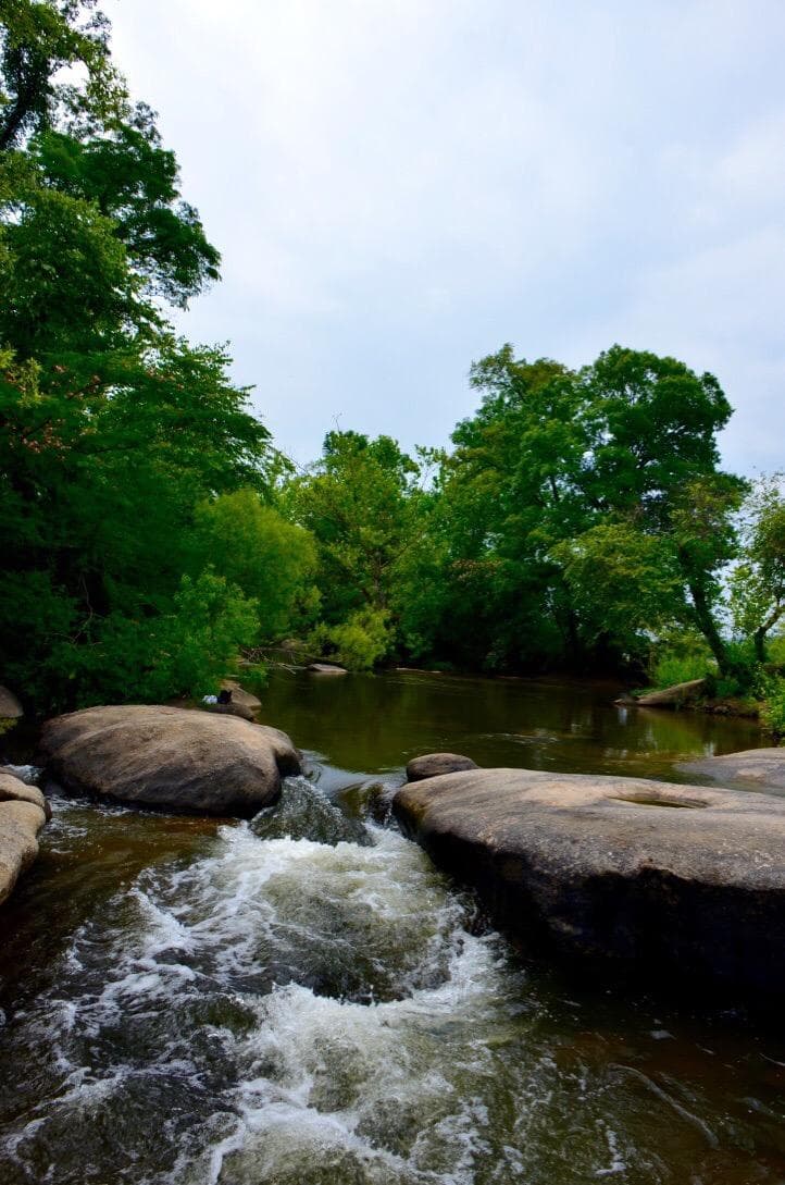 对于喜欢玩水的大人是非常好玩的地方，但对于小朋友有危险。