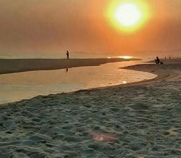 Quando o mar sobe forma uma piscina na areia, possibilitando o banho para crianças
