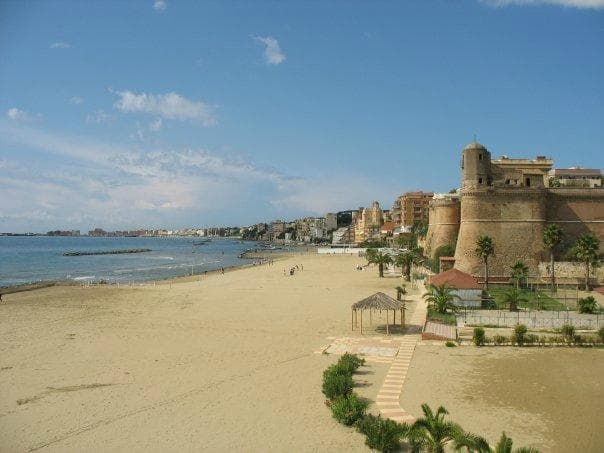 Forte Sangallo e spiaggia prima di maggio senza stabilimenti