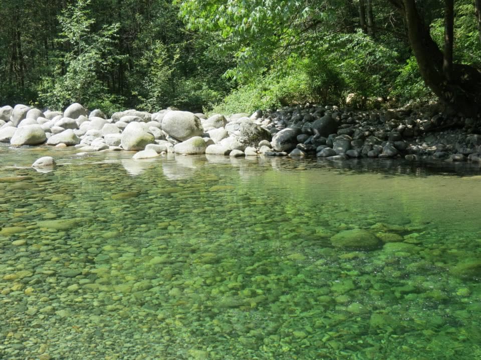 Rio cristalino e gelado