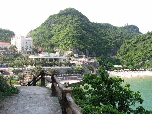 вид пляжа со скальной тропы