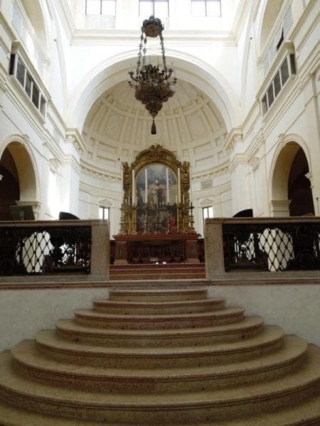 Парадная лестница и алтарь