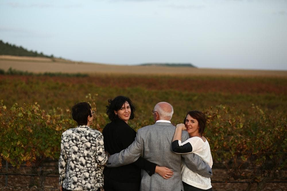 Familia Ochoa en su viñedo en Traibuenas