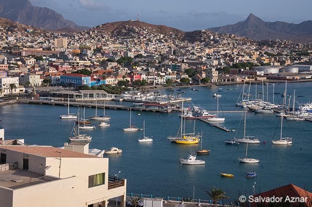 Vista de la ciudad de Mindelo, desde las cercanías del Fortim del Rei