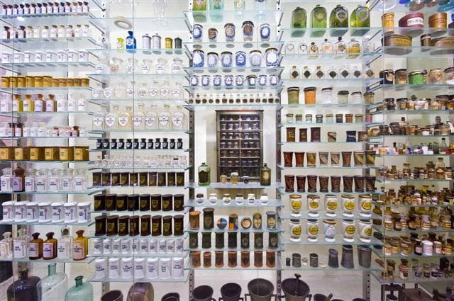 Damien Hirst monumentale Pillen-Vitrine im Museum Brandhorst inspirierte den Museums-Eingangsber