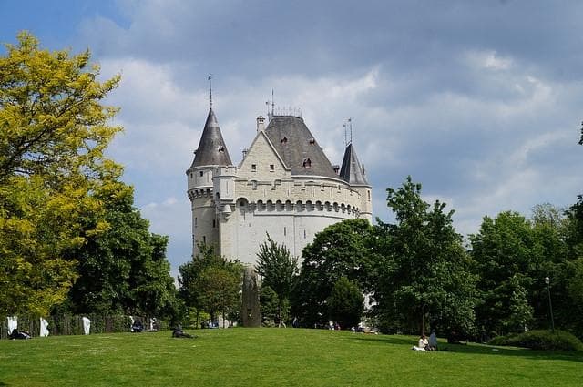 Halle Port visto da saída da estação de metrô