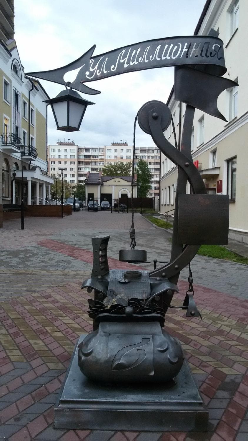 Аллея фонарей на улице Гоголя