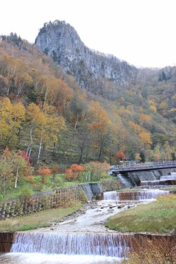 紅葉に染まる温泉街