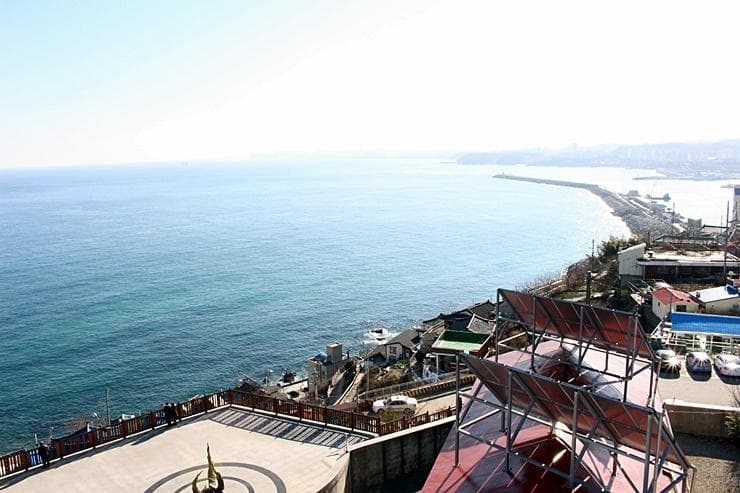 묵호등대 소공원에서는 시원한 바다를 조망할 수 있으며, 작은 해양수산홍보관에서 해양수산 변천사를 확인할 수 있습니다.