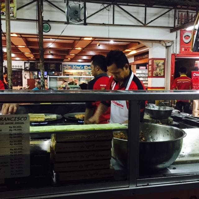 Sedang mempersiapkan martabak