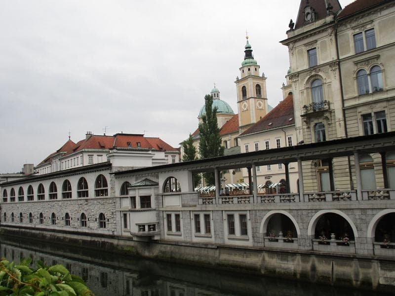 裏側が市場です