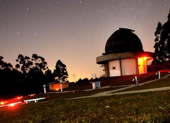 Telescópio. Já vi nossa estrela maior de lá, a lua e muito mais!