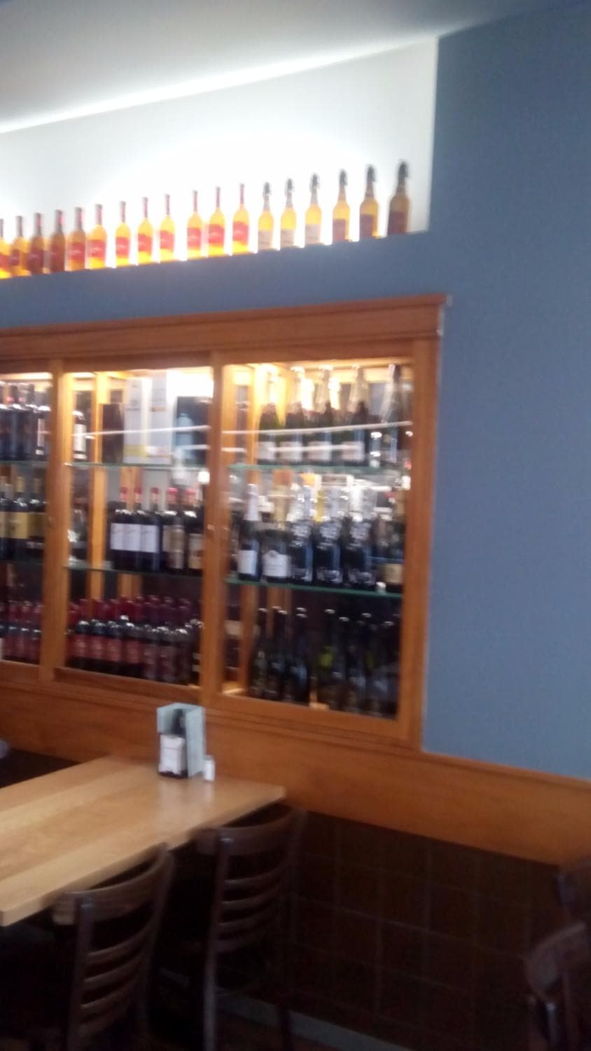 una vitrina de la entrada con vinos y cavas.