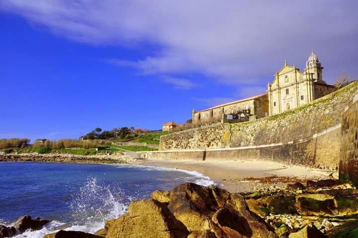 Monasterio, su claustro, vistas desde el mar y pueblo de Oia