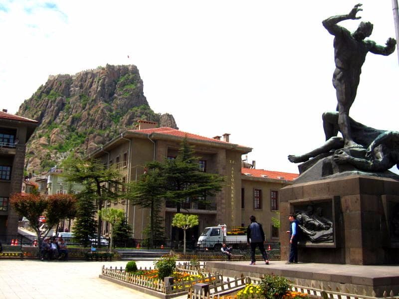 Afyon Anıtpark heykeli ve kale