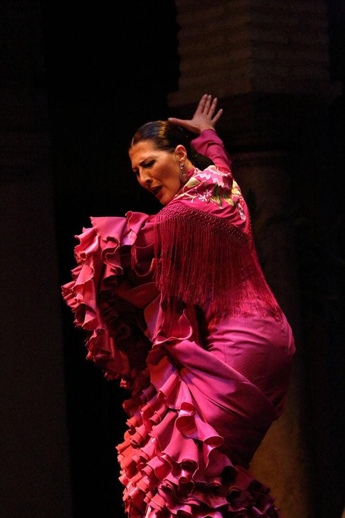 Женщина танцует фламенко. Концерт в пять часов вечера.