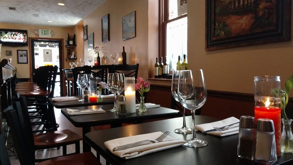 Very pretty and cozy dining room.
