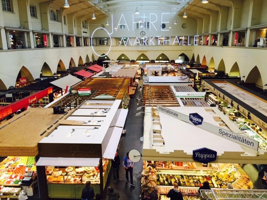 Vista geral do grande salão do mercado.