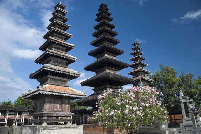 Pura Meru berlokasi di pusat perdagangan Cakranegara. Kota Mataram. Lombok