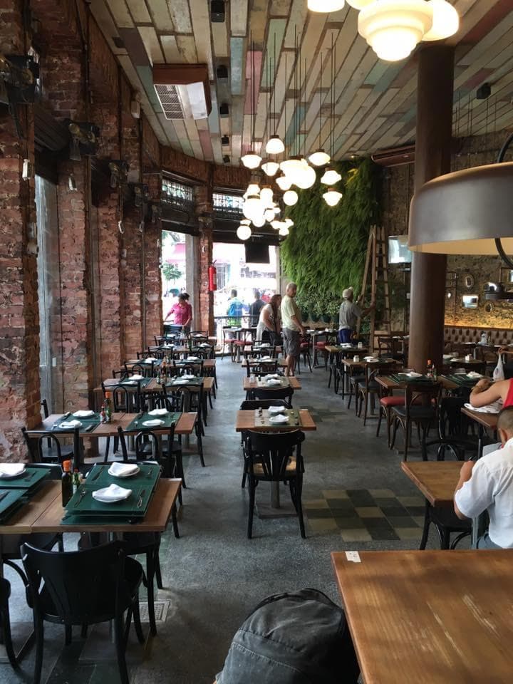 Amplo, fechado com vidro e com climatização