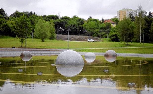 Jedno z urokliwych jeziorek w Parku Centralnym