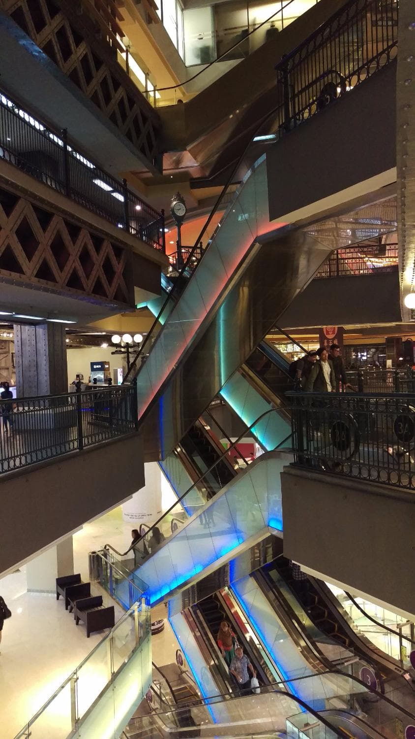 المجمع من الداخل