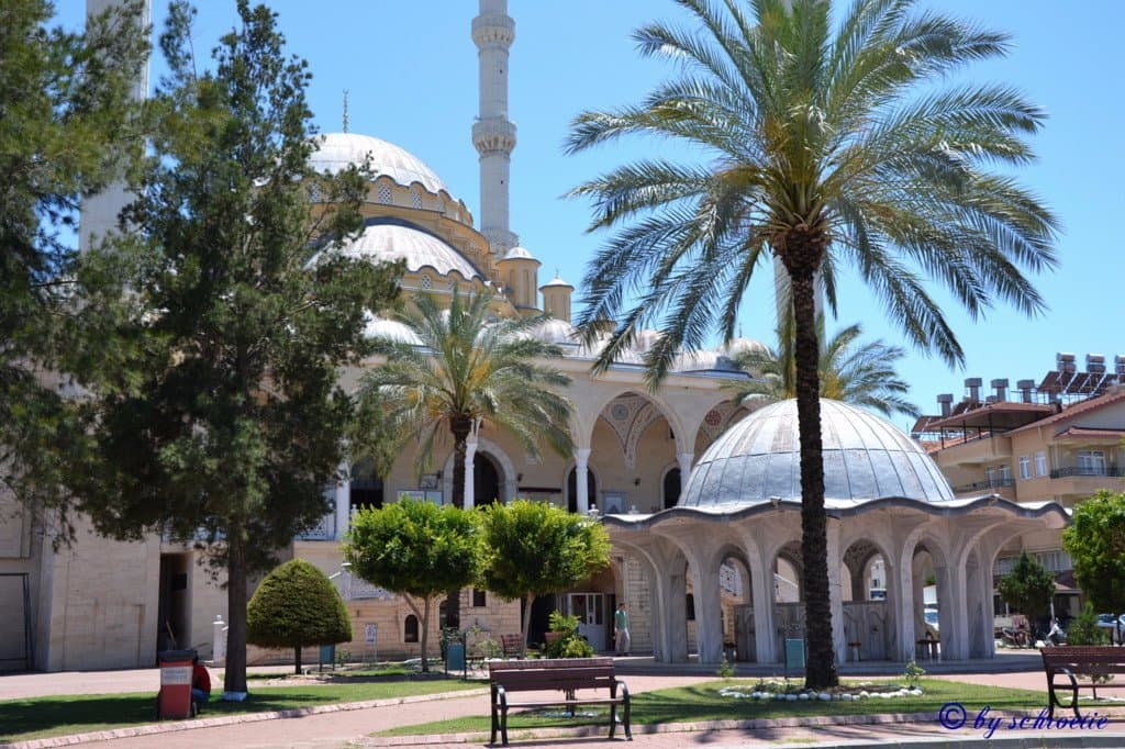 Außenansicht der großen Mosche von Manavgat